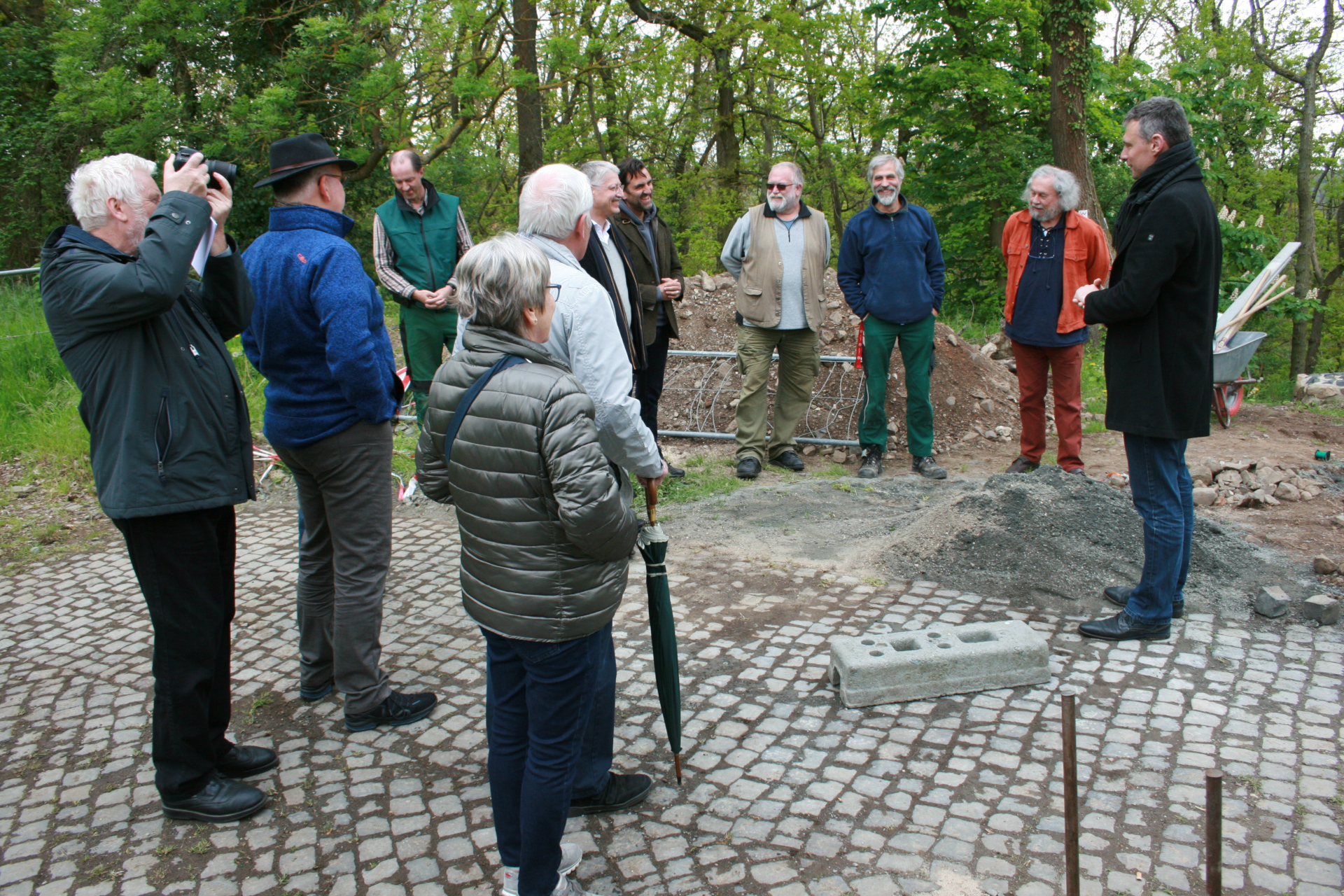 Pflasterarbeiten an der Kapelle